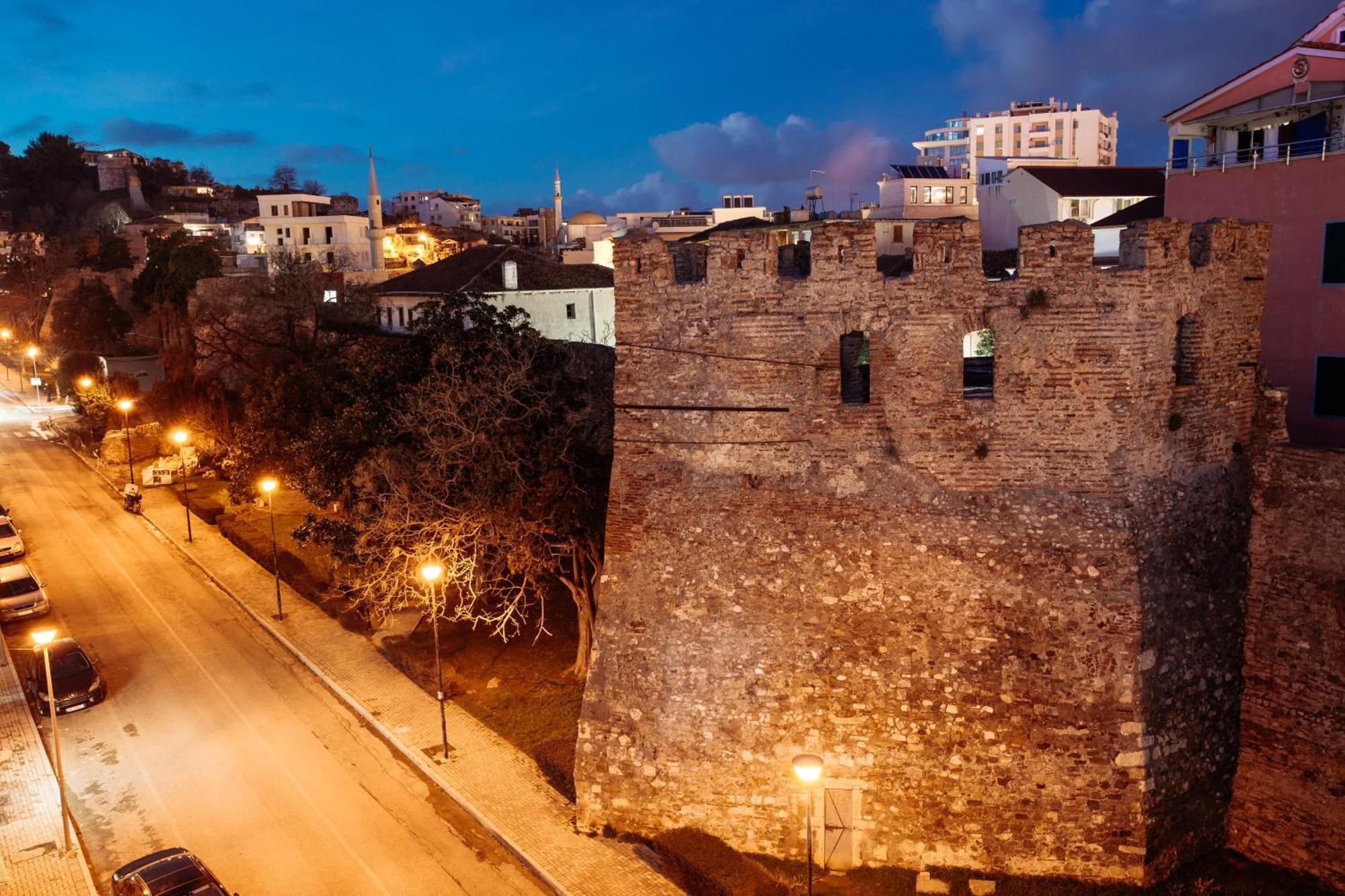 Super Apartment In The Ancient Roman Amphitheater Durres Bagian luar foto